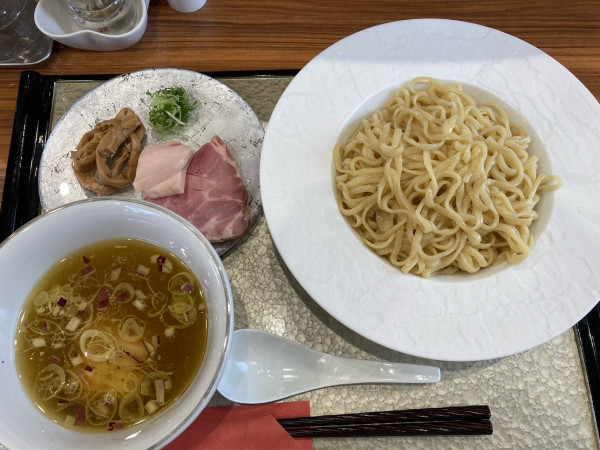 「塩つけ麺（大盛り）＋吊るし焼きチャーシュー」@彩とりの写真