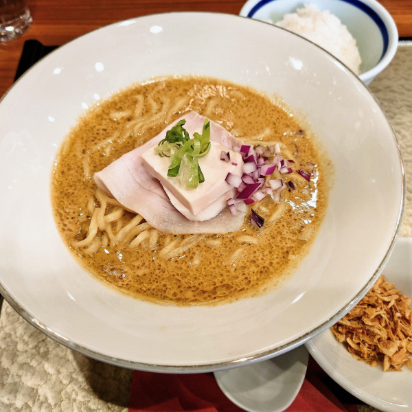 「平日限定　グリーンカレーラーメン＋半ライス」@彩とりの写真