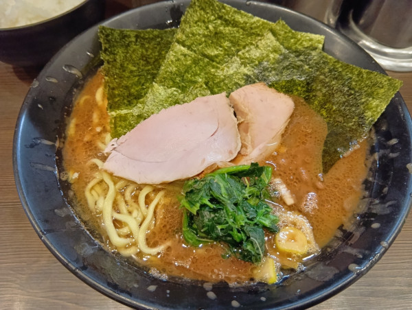 「らーめん中　ライス」@横浜家系らーめん 武道家の写真