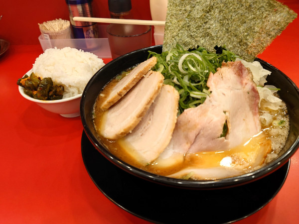 「九条ねぎラーメン大 煮豚 白キクラゲ ライス✖️4 硬め濃い」@大輝家直系 麺屋 旭の写真