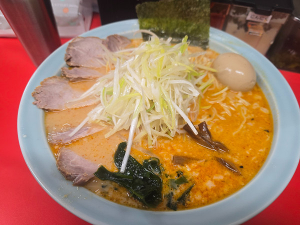 「辛味噌ネギチャーシュー麺・麺大盛り ￥1,550」@ラーメンショップ まるQの写真