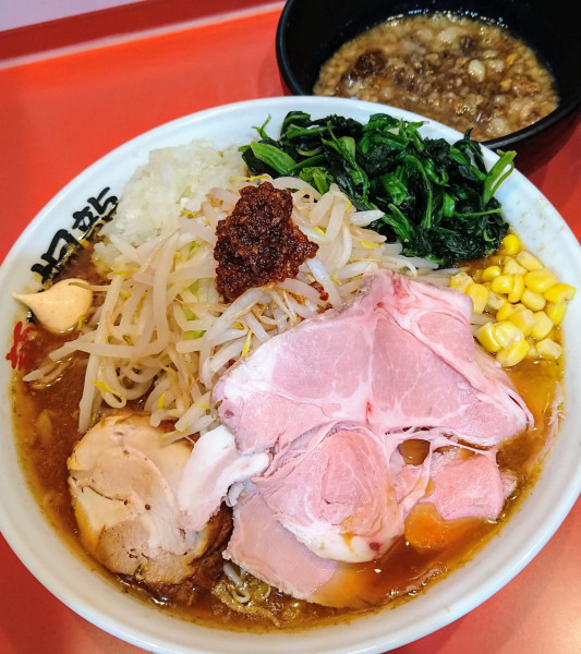 「最強の味噌らーめん小+ほうれん草､玉ねぎ､つけ脂､明太マヨ」@麺屋 桐龍 久喜店の写真