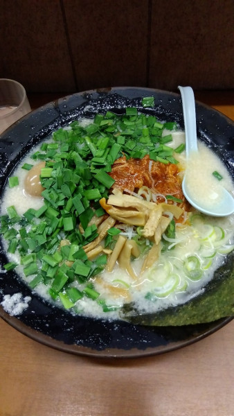 「ホルモンメン+ニラ」@屋台ラーメンとんこつ貴生 稔台店の写真