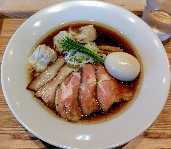 「特製中華蕎麦 1700円 ワンタン2個 200円」@宍道湖しじみ中華蕎麦 琥珀 東京本店の写真