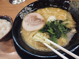 「ラーメン並(かため)(850)＋ランチ無料小ライス」@綱島商店の写真