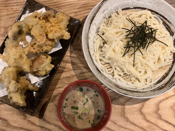 「香取市産キノコの天婦羅と濃厚豆乳つけうどん1180円」@ザファーム食堂／かりんの湯おふろcaféの写真