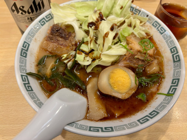 「アサヒスーパードライ中瓶〜太肉麺」@桂花ラーメン 新宿ふぁんてんの写真