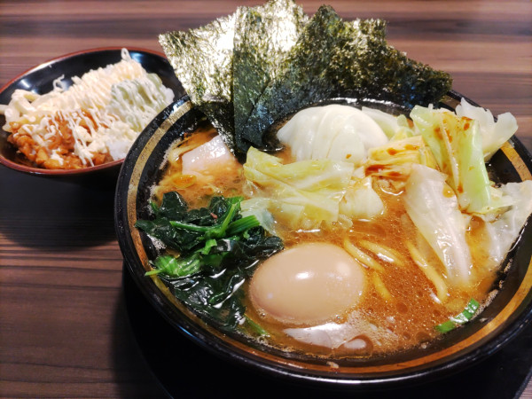 「ラーメン（半麺）900円 キャベツTP100円 他」@家系ラーメン がくの写真