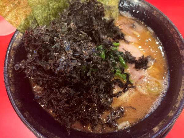 「ラーメン(並)900円＋岩のり200円」@横浜家系ラーメン 大輝家の写真