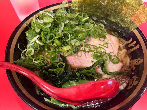 「ラーメン(並)900円＋九条ネギ200円」@横濱家系ラーメン 裏川島家の写真