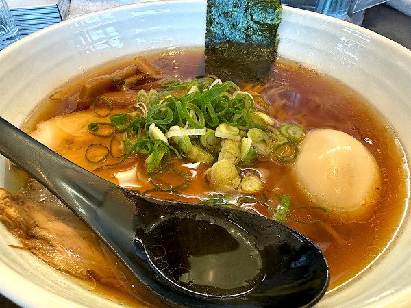 「醤油味玉らぁ麺」@らぁ麺 金萬の写真