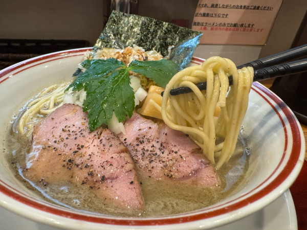 「46(ヨロシク）煮干し中華蕎麦1100円、和え玉300円」@煮干し中華蕎麦 彩葉にの写真