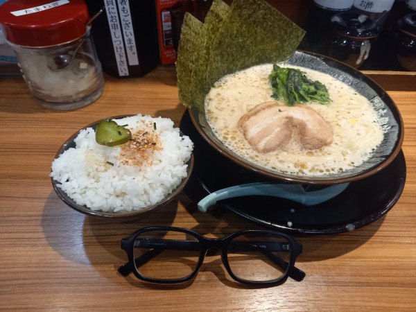 「家系ラーメン(並)醤油・お客様感謝祭680円・ライス無料」@横浜家系ラーメン 壱角家 蒲田店の写真
