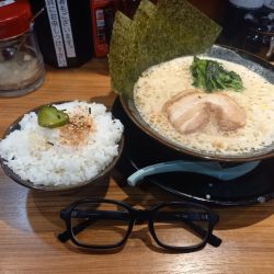 家系ラーメン(並)醤油・お客様感謝祭680円・ライス無料