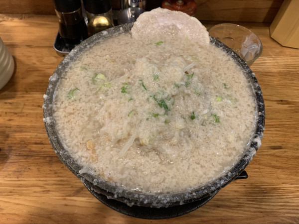 「醤油ラーメン大盛り背脂3」@チャッチャ系らーめん もん吉の写真
