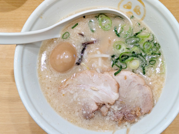 「豚骨＋煮玉子」@TOKYO 豚骨 BASE MADE by 博多一風堂 大崎店の写真