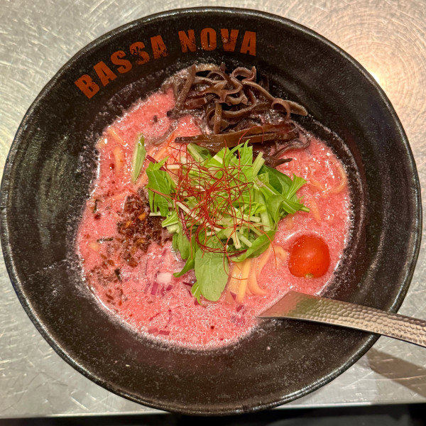 「ベジピンクビーツソバ」@BASSA NOVA 原宿店の写真