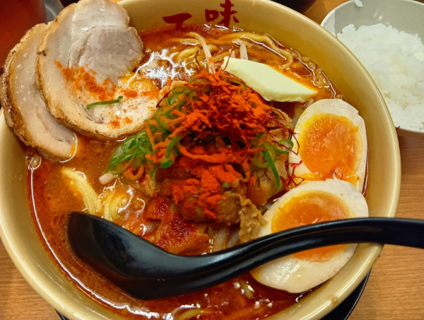 「特製赤辛味噌ラーメン大　半ライス　生卵　バター」@味噌ラーメン 百庵 西新宿店の写真