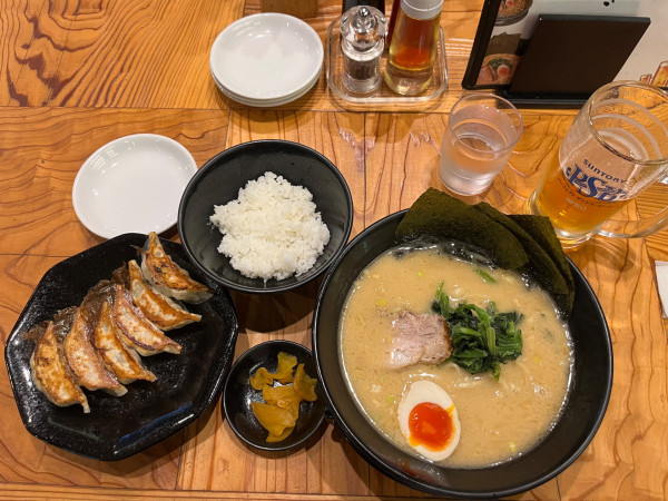 「豚骨醤油ラーメン950円 Aセット380円ビール」@オリオン餃子 宇都宮駅東店の写真