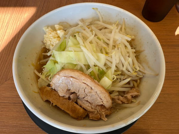 「小ラーメン（麺125g・豚2枚・全部普通）900円」@ラーメン ぶた壱の写真