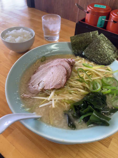 「ネギチャーシュー1100円(ライス1杯無料)」@ニューラーメンショップ主水 尾張旭店の写真