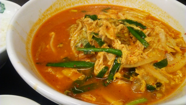 「チゲ味噌ラーメン 750円＋半ライス 140円」@日高屋 後楽園白山通店の写真