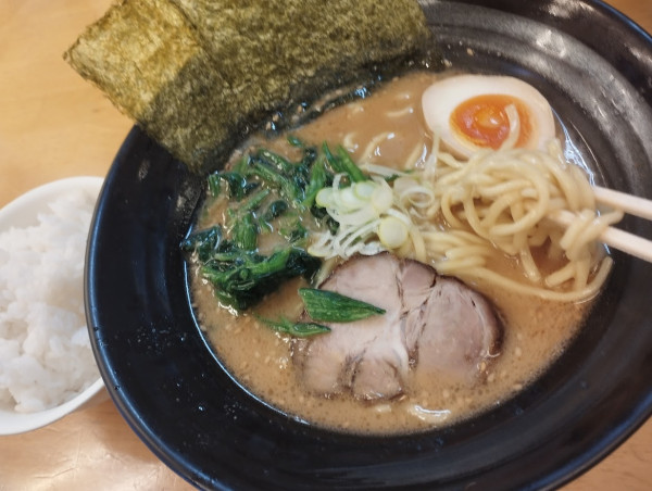 「味噌とんこつラーメン(850)＋サービスライス」@味王 阪東橋店の写真