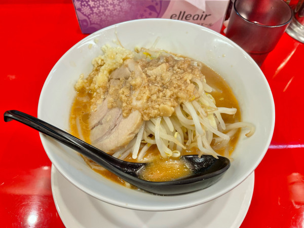 「ラーメン（中盛）」@俺の人生ふるすいんぐ 佐世保店の写真