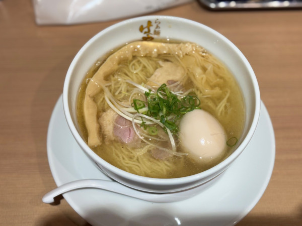 「味玉塩らぁ麺1050円＊オープンキャンペーン価格650円」@らぁ麺 はやし田 渋谷宇田川町店の写真