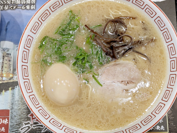「博多ラーメン香美 美味すっきり味＋半熟味玉」@らあめん花月嵐 青山キラー通り店の写真