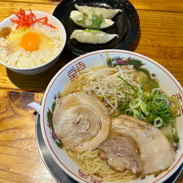 「ラーメン＋茹で餃子＋朝ラーサービスライス＆生卵」@ラーメン屋台骨 分店延岡店の写真