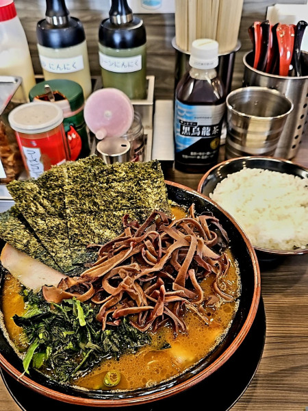 「チャーシューメン(中盛)キクラゲと🍚」@家系ラーメン がくの写真