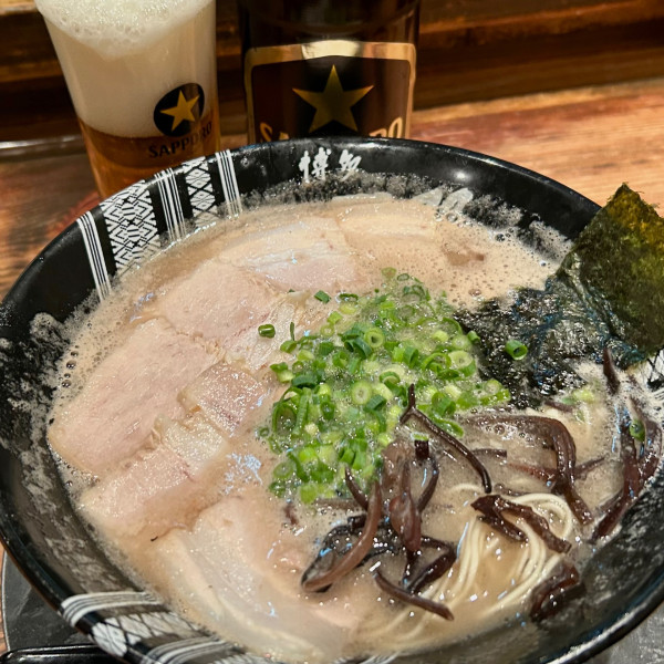 「チャーシューメン＋瓶ビール」@博多一双 博多駅東本店の写真