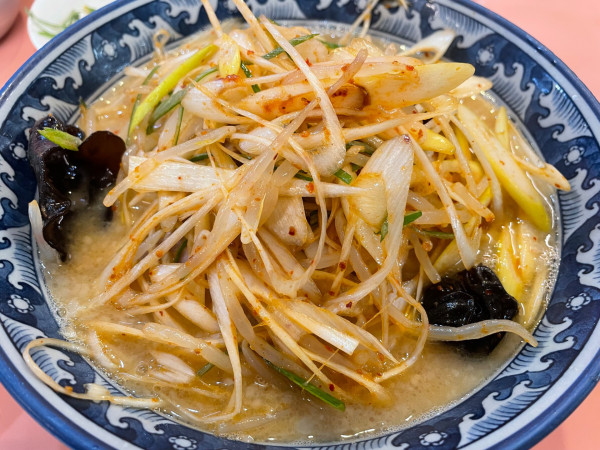 「白味噌ネギチャーシュー1300円、半ライス100円、ビール」@大公 金沢文庫店の写真