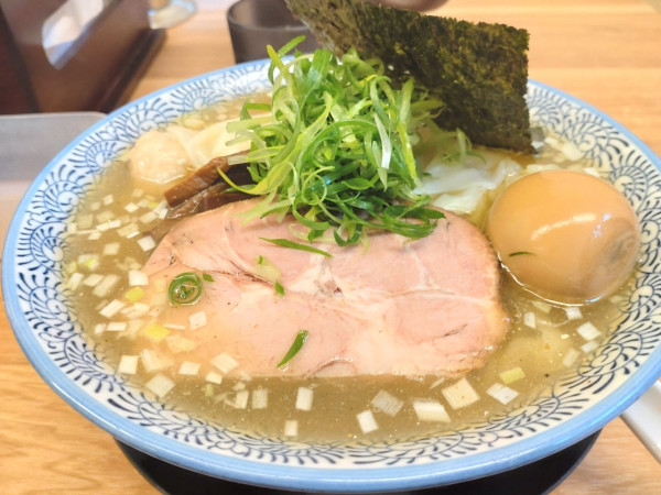 「塩らー麺大盛＋ワンタン＋味玉」@麺屋 つるるの写真