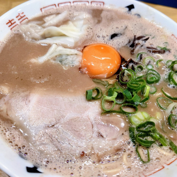 「月見ラーメン+ワンタン(4個)」@博多ラーメン 和の写真