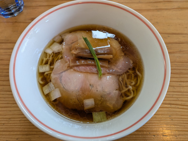 「醤油らぁ麺」@らぁ麺 小麦と猫の写真