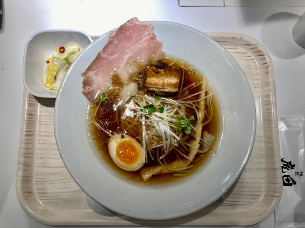 「あご出汁しょうゆラーメン」@麺匠 虎白 新宿アイランドタワー店の写真