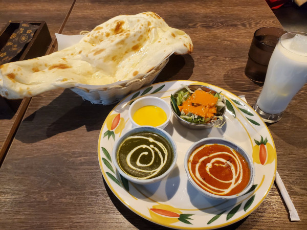 「2カレーセット・バターチキン・ほうれん草・ナン・ラッシー」@ネパールスパイスアジアンレストランの写真