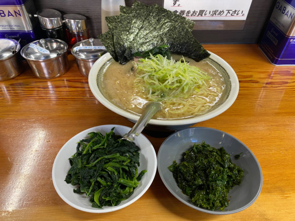 「らーめん中¥900。あおさのり・のり・ホウレンソウ」@カマリヤ大将の写真