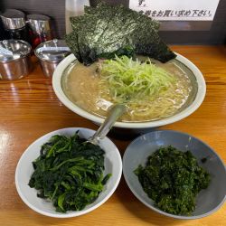 らーめん中¥900。あおさのり・のり・ホウレンソウ