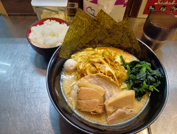 「辛ネギラーメン大　角煮　サービスライス」@横浜家系ラーメン 赤家 西早稲田店の写真