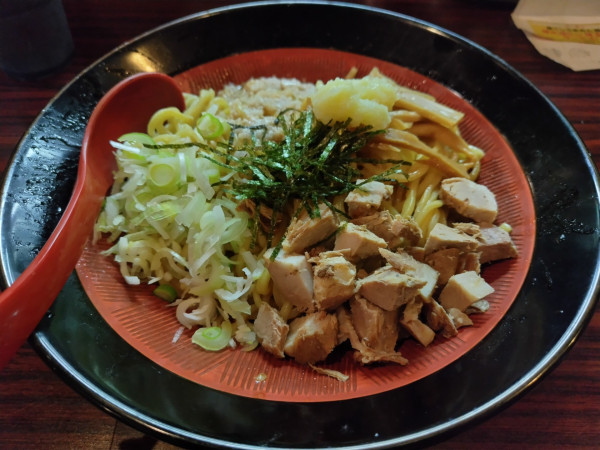 「油そば　：こってり　（大盛り：㋗）　＋ニンニク：無料」@煮干しらあめん 燕黒の写真