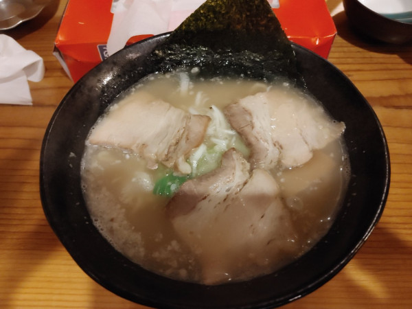 「豚骨醤油らーめん　900円」@らーめん酒場 ばってんの写真