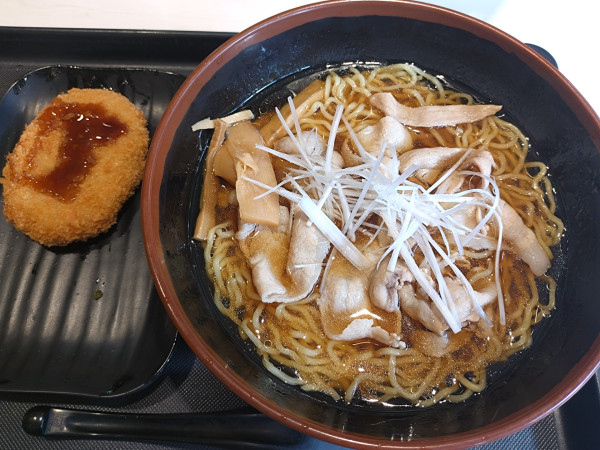 「【ふじみ野店限定】中華肉そば￥680＋コロッケ￥150」@名代 富士そば ふじみ野店の写真