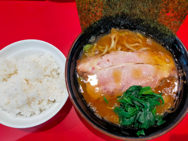 「ラーメン(並)900円+ライス100円」@横浜家系ラーメン 駒岡家の写真