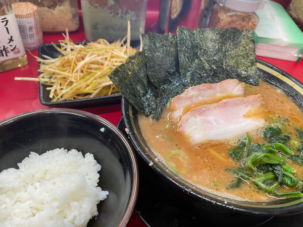 「ネギラーメン赤 半ライス」@IEKEI_TOKYO 王道家直系の写真