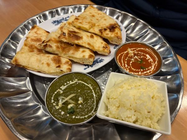 「2種類のカレー1380円(チーズナン、ライス、サラダ、ソフト」@キッチンメリーの写真