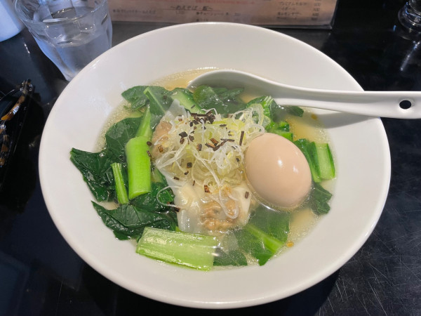 「牡蛎ワンタンと青菜の旨塩そば ¥1100 味玉 ¥150」@Tonariの写真