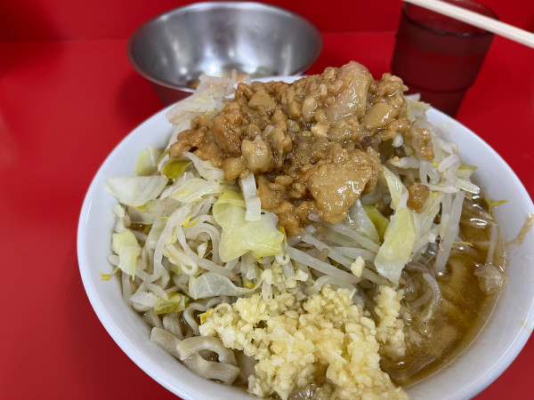 「ラーメン少なめ　生玉子」@ラーメン二郎 柏店の写真